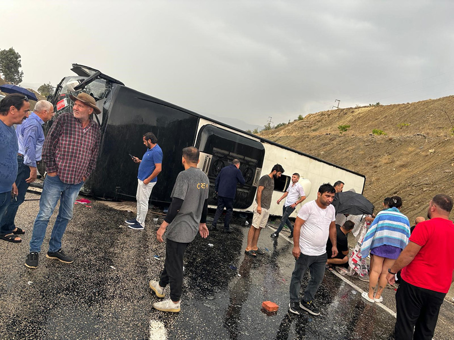 Antalyada Yolcu Otobusu Devrildi 10 Kisi Yaralandi 01