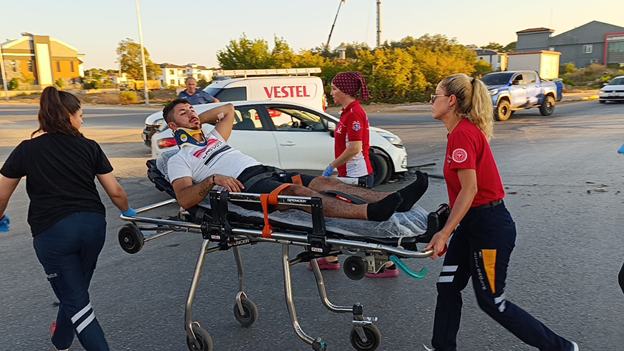 Otomobil Refuje Cikti Trafik Isiklarina Carpti 2 Yarali 01