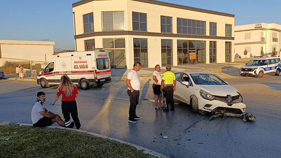 Otomobil Refuje Cikti Trafik Isiklarina Carpti 2 Yarali 03