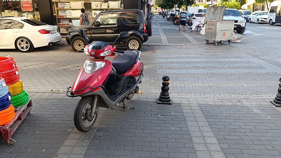 Ticari Taksiyle Carpisan Motosikletlinin Asfalta Dusme Ani 03