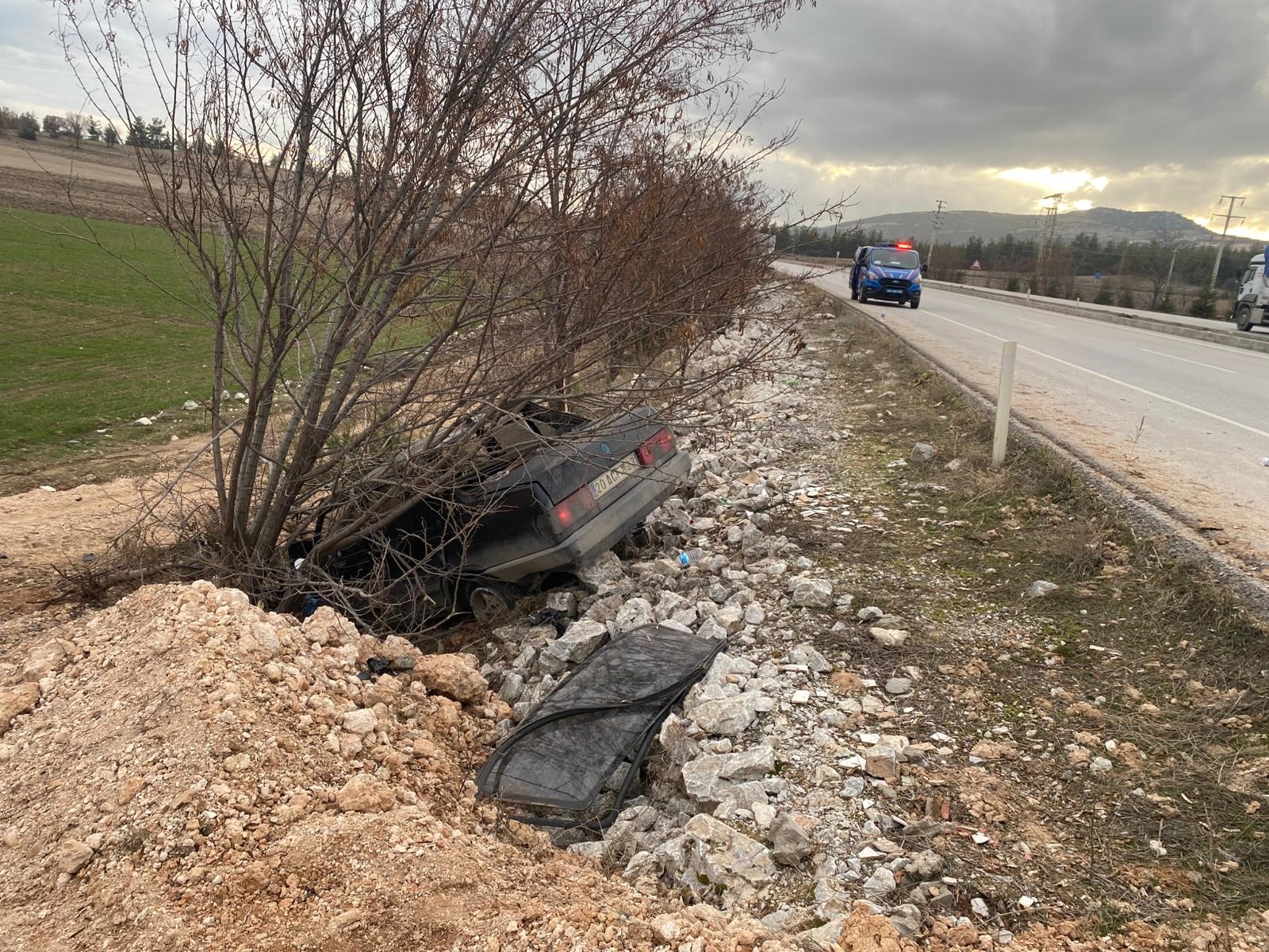 Denizli'nin Çal ilçesinde korku dolu anlar: Araç şarampole uçtu