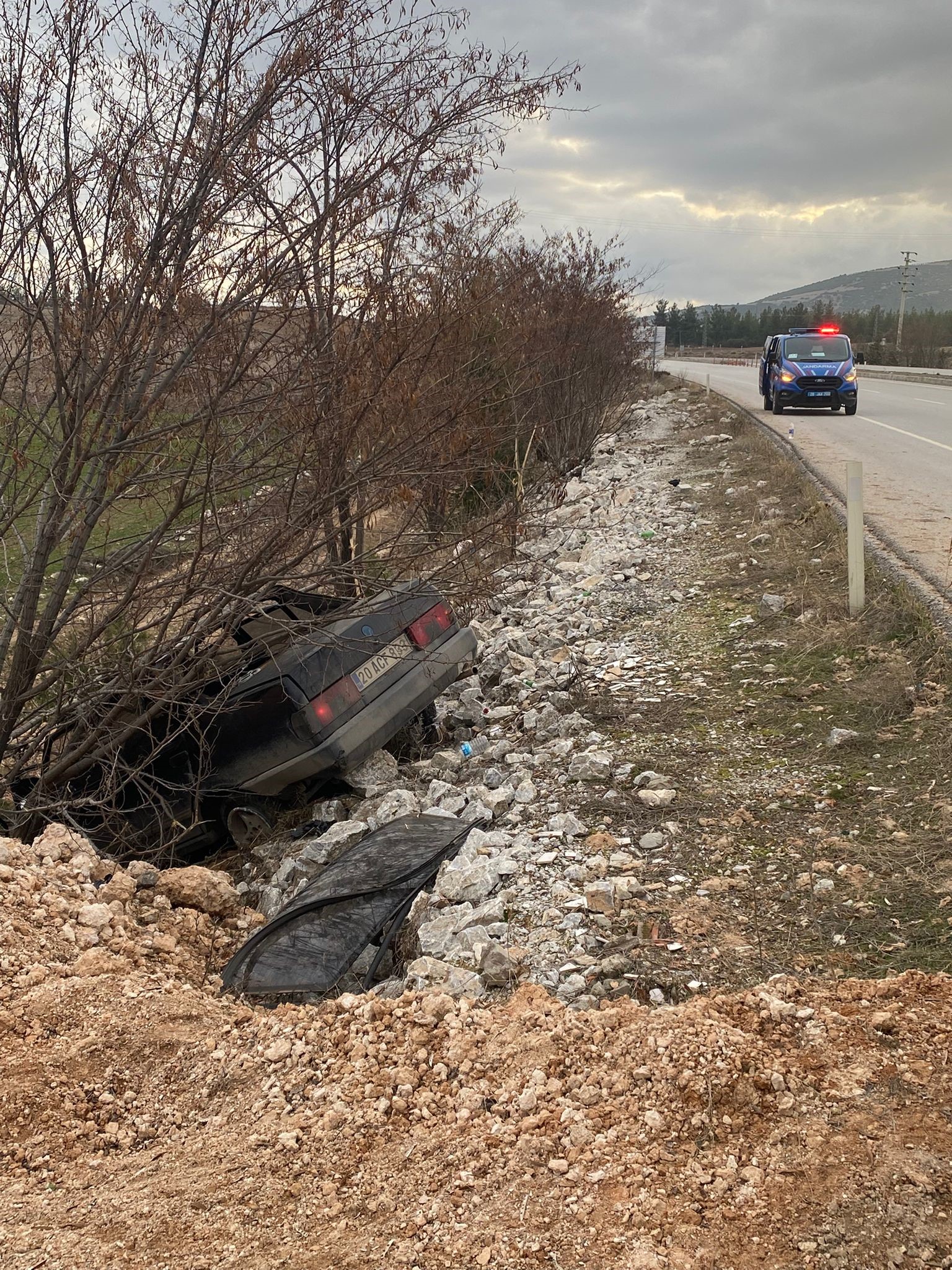 Denizli'nin Çal ilçesinde korku dolu anlar: Araç şarampole uçtu