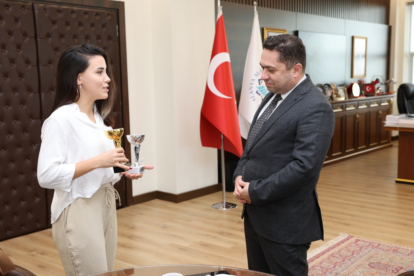 ALKÜ’lü buz paten şampiyonundan Başkan Türkdoğan’a ziyaret