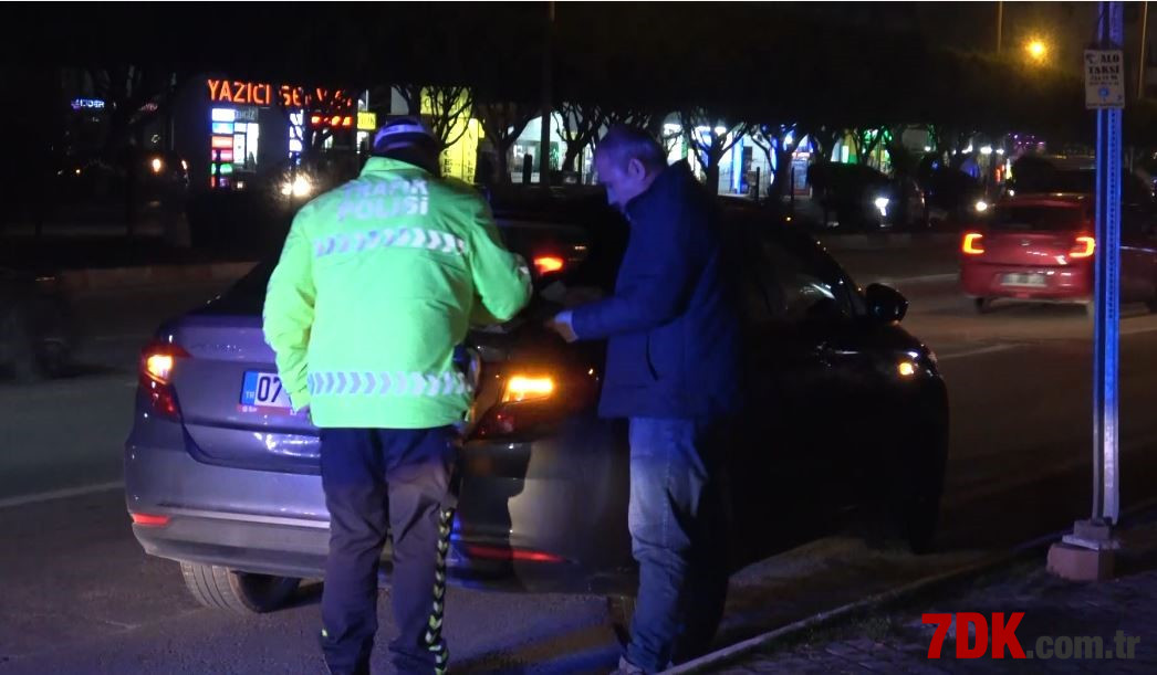 Antalya’da feci kaza: Polis timi ile otomobil çarpıştı 1 polis yaralandı