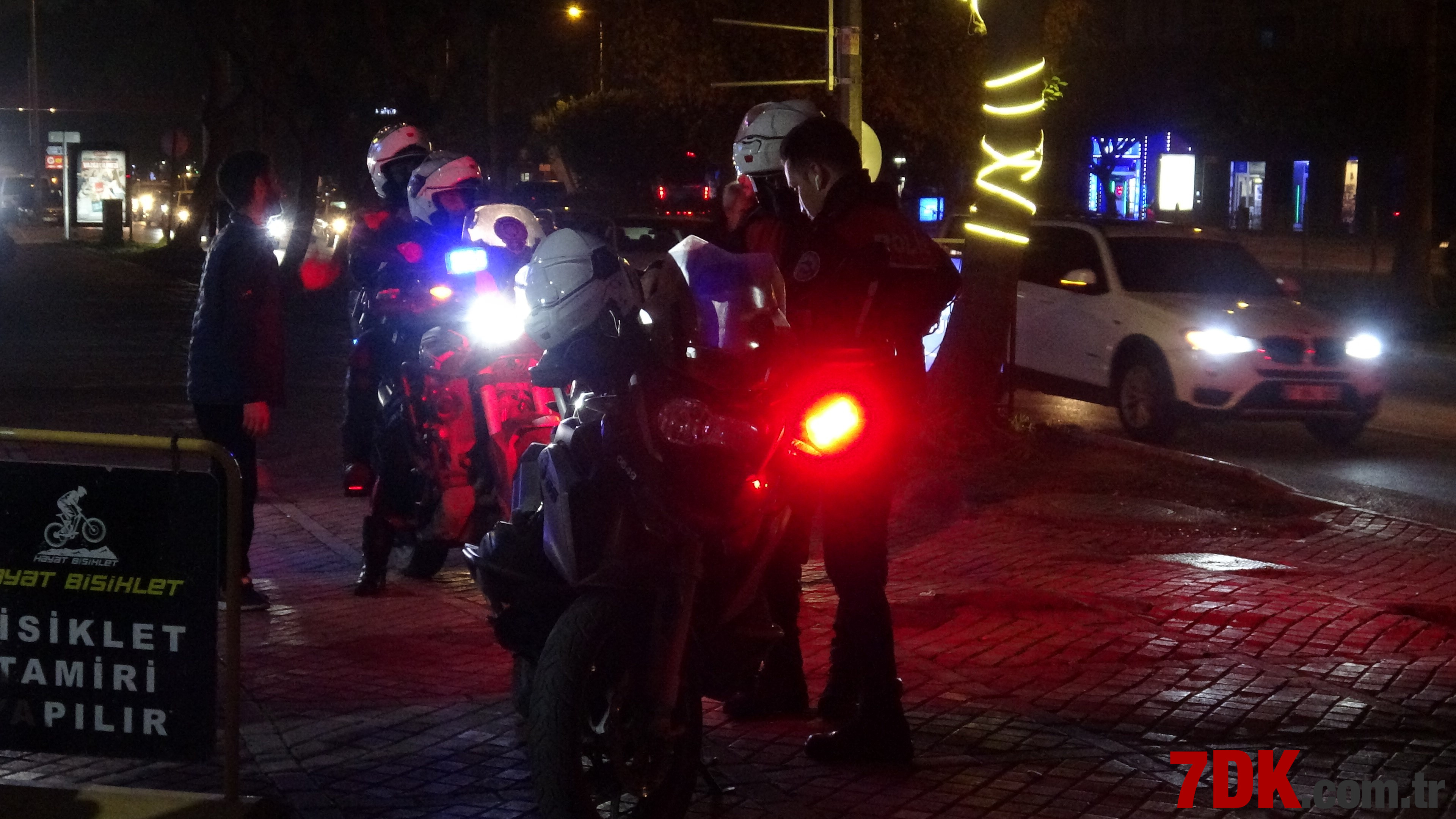 Antalya’da feci kaza: Polis timi ile otomobil çarpıştı 1 polis yaralandı