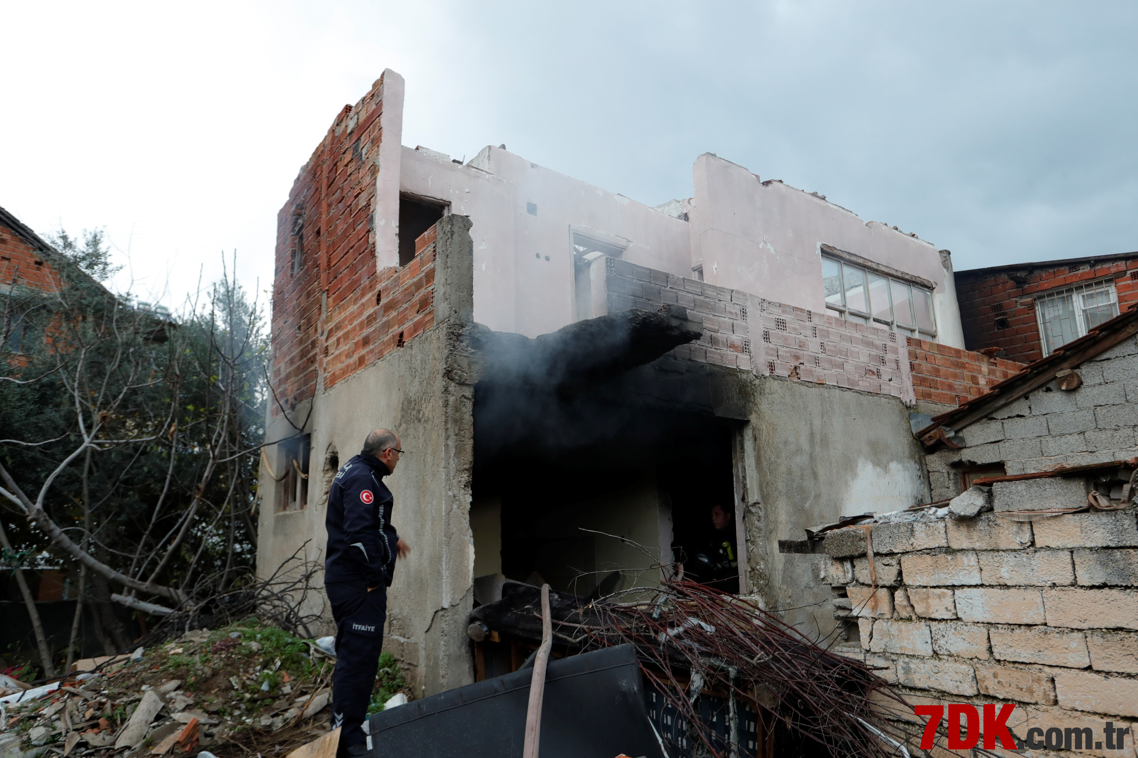 Antalya'da metruk binada yangın çıktı: İtfaiye ekipleri sevk edildi