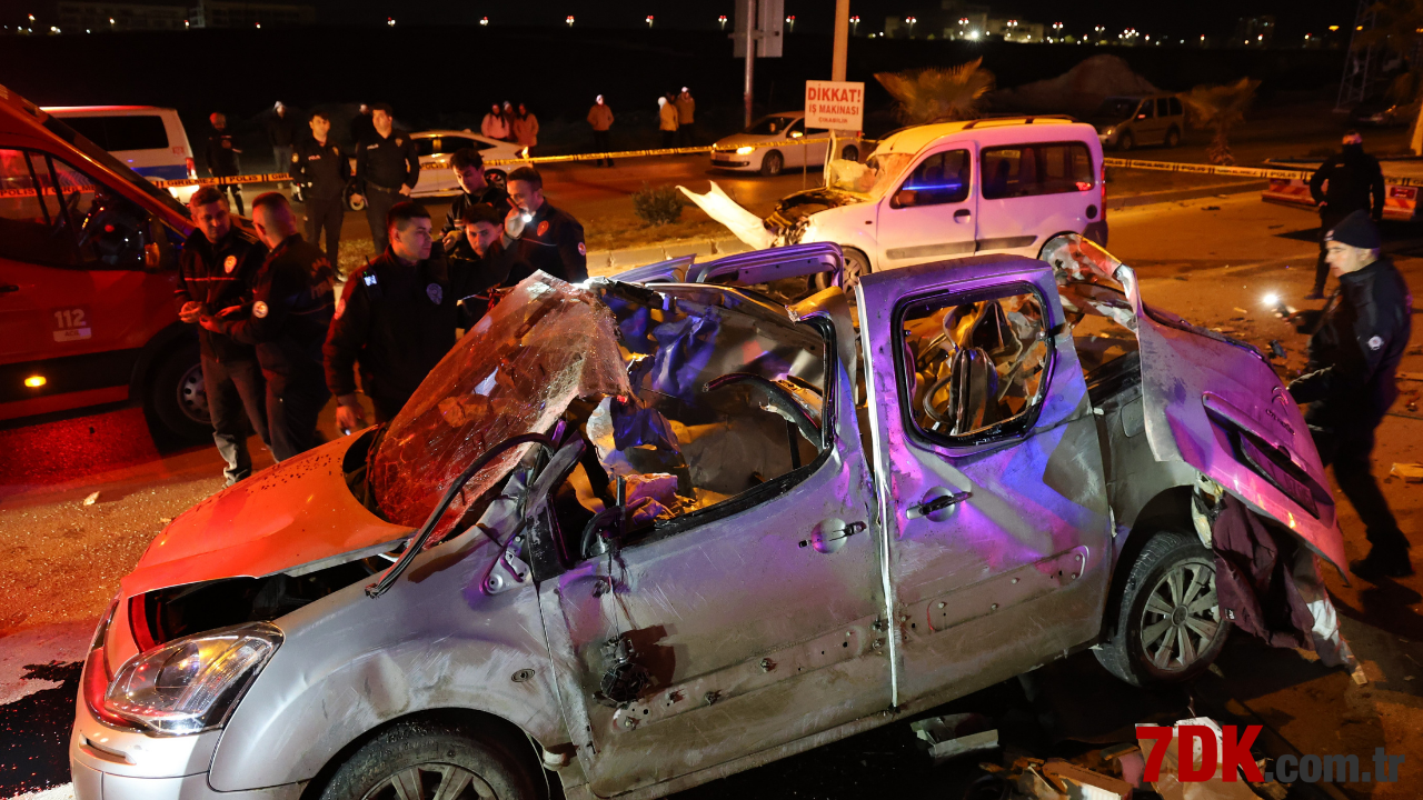 Adana'da Ters Yöne Giren Araç Darmadağın Oldu Sürücü Hayatını Kaybetti