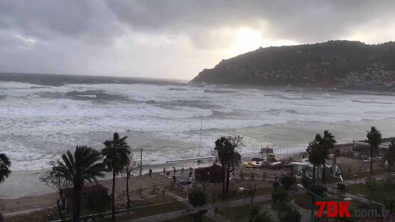 Alanya'da Gecesi Yağmur Fırtına Sabahına Günlük Güneşlik Hava