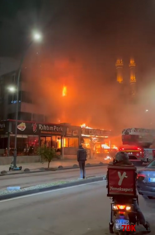 Alevler Binayı Bir Anda Sardı! Antalya'da Korku Dolu Anlar