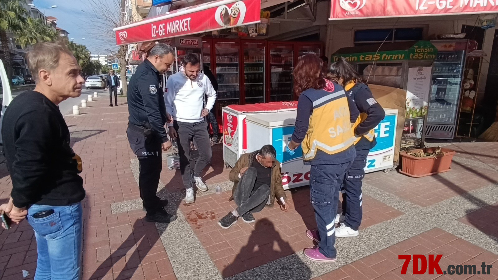 Alkollü Adam Kaldırımda Sızdı Kaldı! Ekipler Yerinden Kaldırmakta Zorlandı