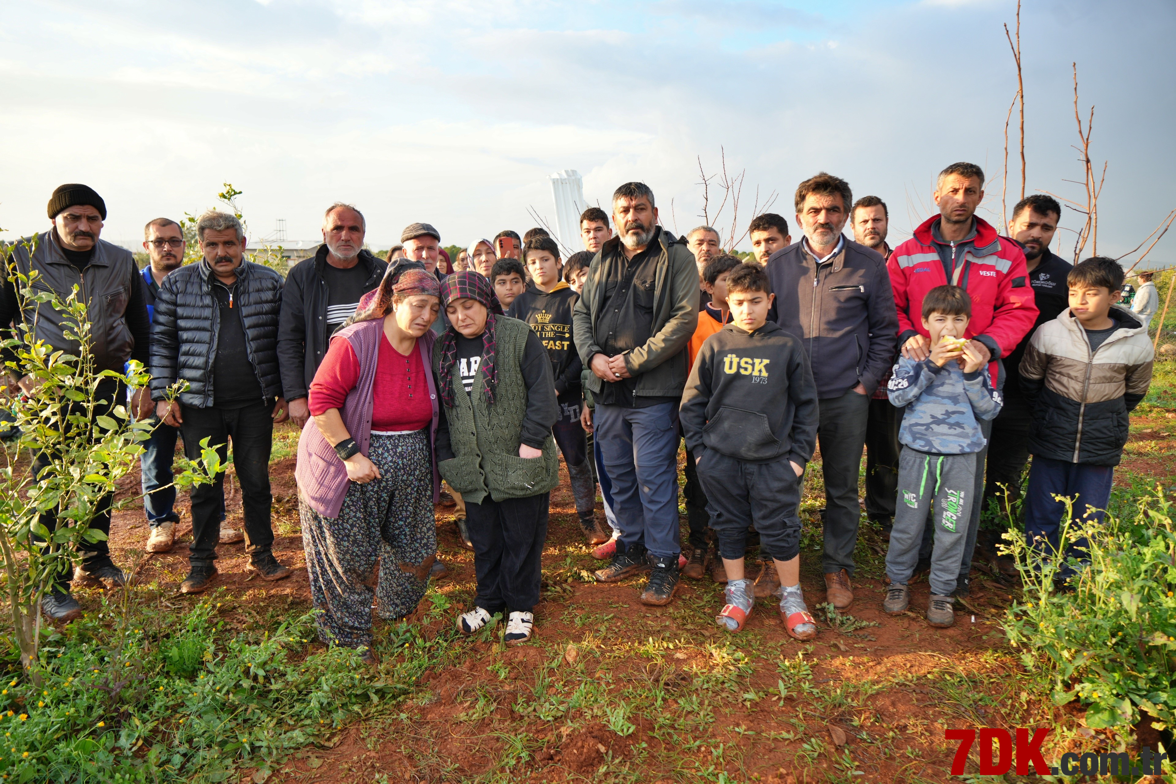 Antalya'da Evini Yaktırmamak İçin Orakla Mücadele Verdi