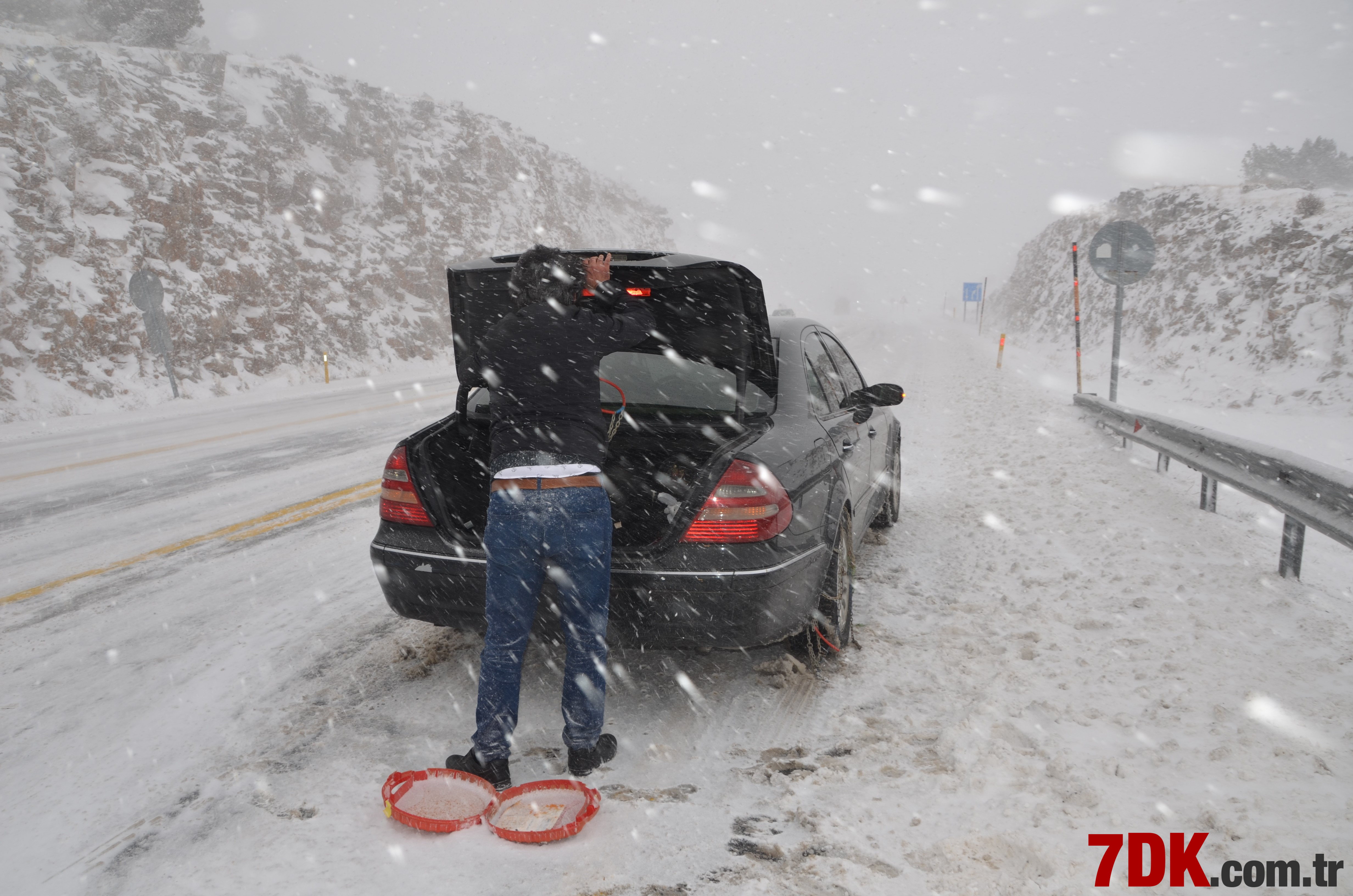 Antalya’da Kar Yağışı Başladı Ekipler Tuzlama ve Temizleme Çalışmalarına Başladı