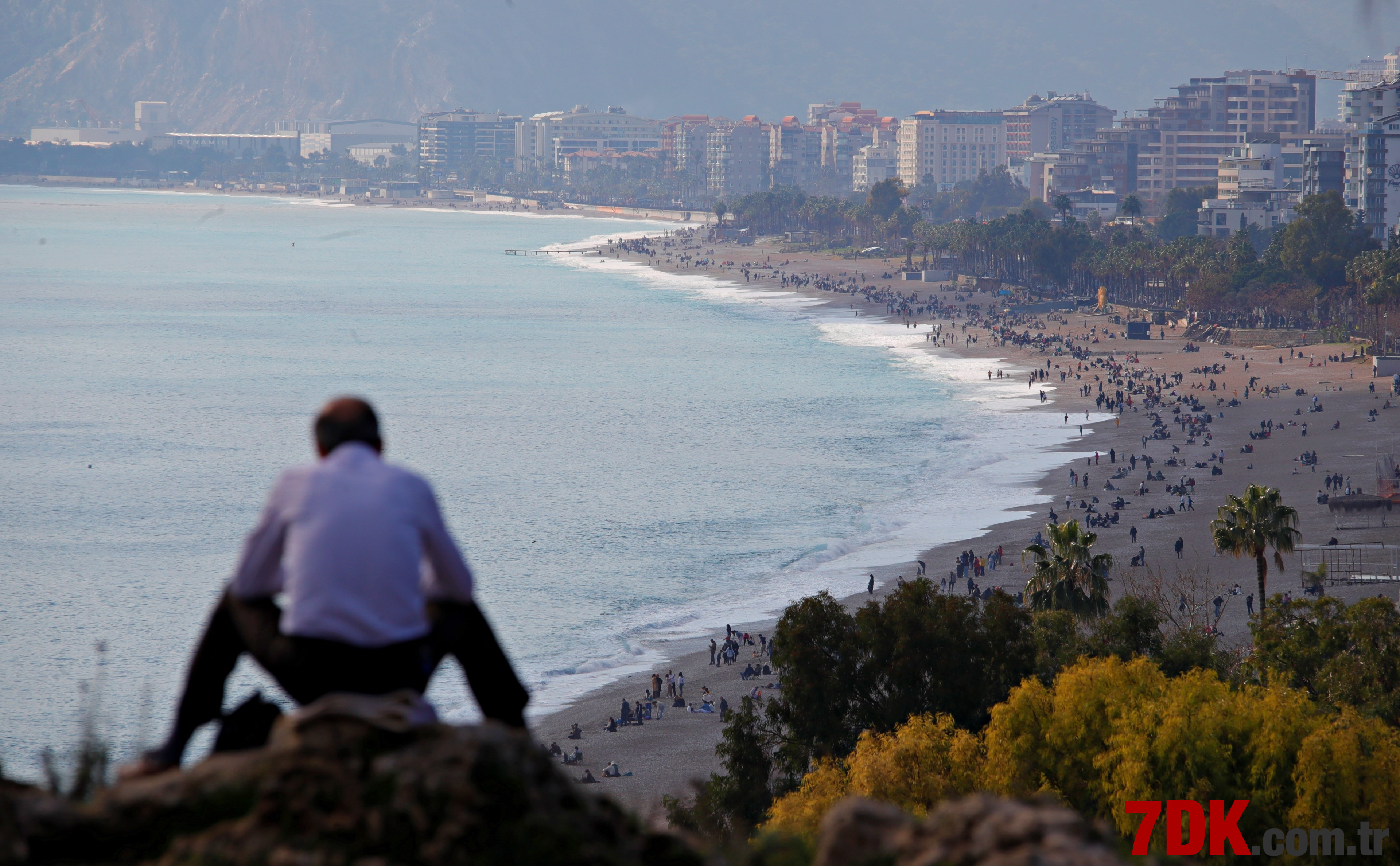 Antalya'da Yazdan Kalma Günler! Vatandaşlar Sahillere Akın Etti