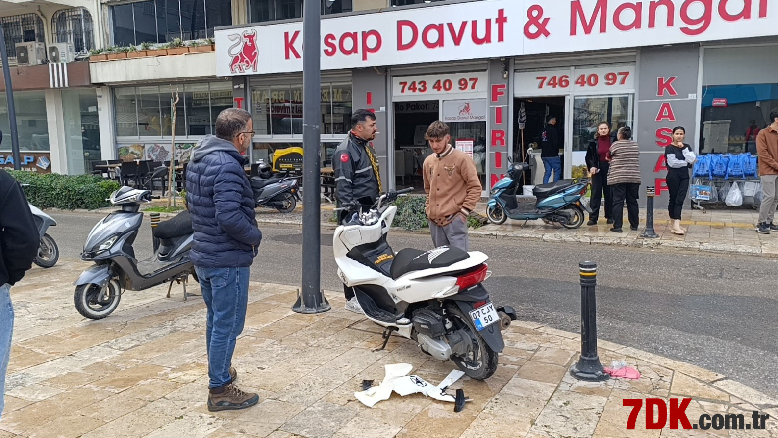 Kaza Yapan Motosikletli de Yok Yok! Muayenesi Yapılmamış, Sigortası Yok, Üstelik Hırsızlıktan Aranıyor