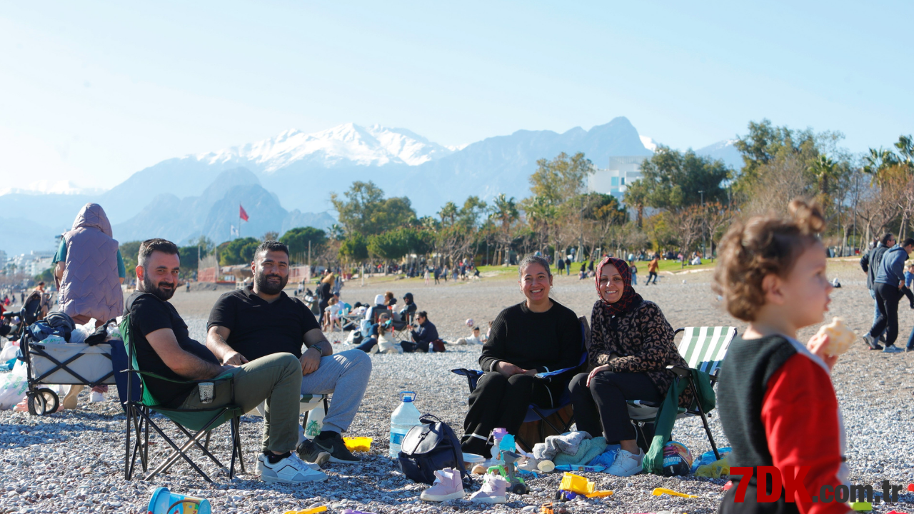 Türkiye'nin 4 Mevsim Şehri Antalya! Bir Tarafı Kış Bir Tarafı Yaz 