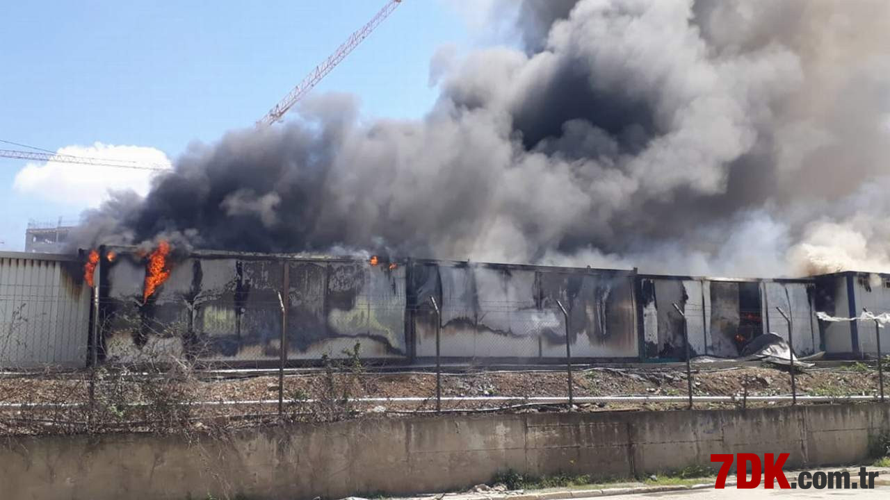 Üsküdar'da İşçilerin Kaldığı Konteyner Cayır Cayır Yandı