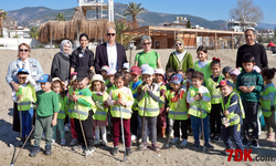 Alanya Belediye Başkanı Özçelik, Çocuklarla Birlikte Sahil Temizliği Yaptı