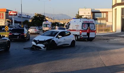 Otomobil Refüje Çıktı, Trafik Işıklarına Çarptı: 2 Yaralı