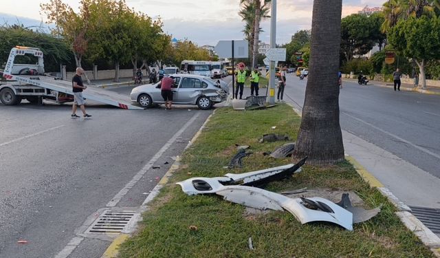 Antalya’da İki Otomobil Birbiriyle Çarpıştı: 2 Yaralı Var