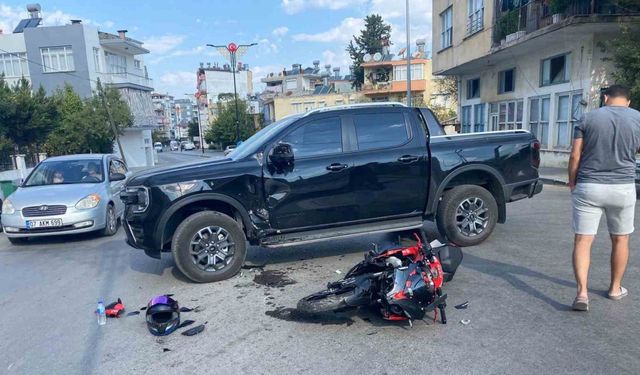 Motosiklet ile Kamyonetin Çarpıştığı Kazada 1 Yaralandı