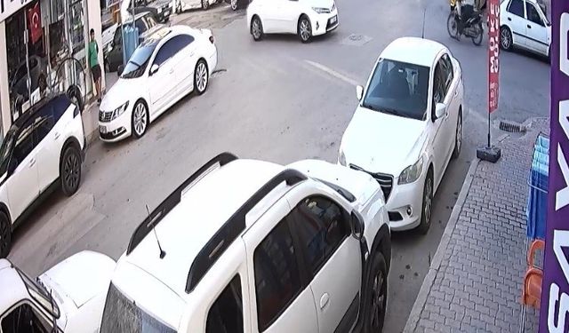 Motosikletli Gencin Otomobille Çarpışma Anı Güvenlik Kamerasında