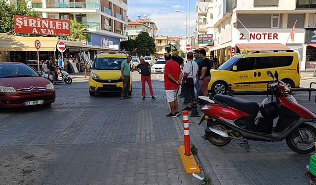 Ticari Taksiyle Çarpışan Motosikletlinin Asfalta Düşme Anı Kameralara Yansıdı