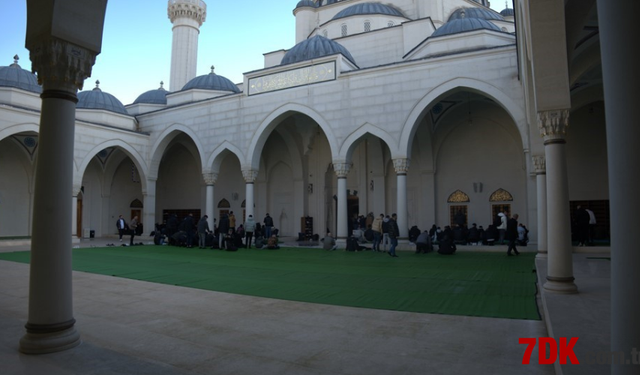 Türkiye’nin İnşa Ettiği Tiran Namazgah Camii Ziyaretçi Akınına Uğruyor