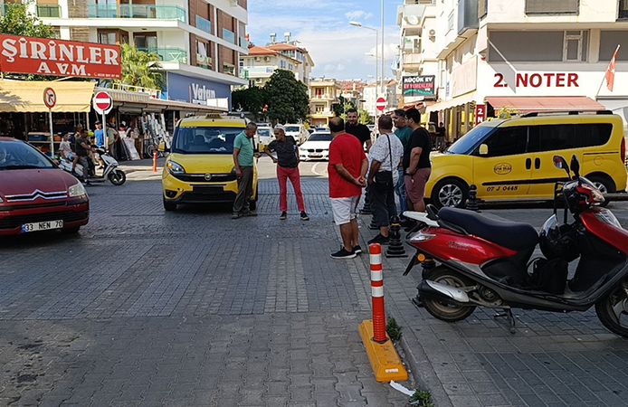 Ticari Taksiyle Çarpışan Motosikletlinin Asfalta Düşme Anı Kameralara Yansıdı