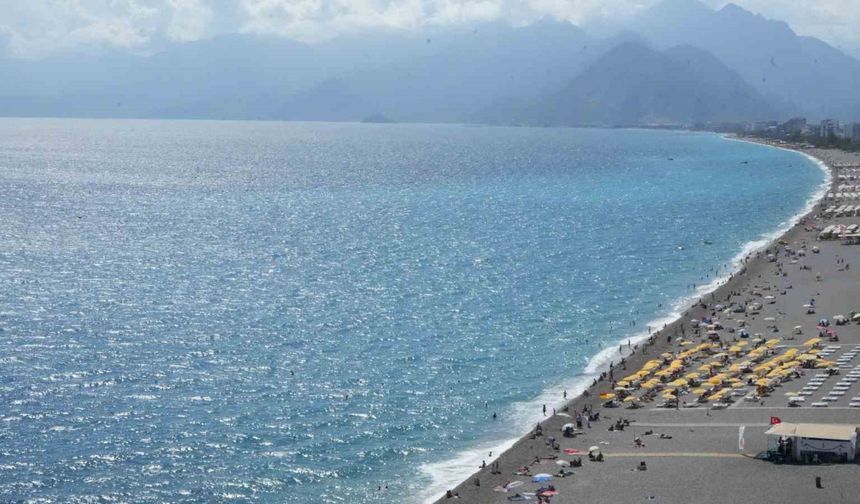 Antalya’da Tatilciler Dalgalarla Eğlence Dolu Anlar Yaşadı