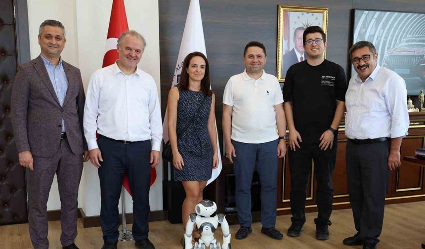 TÜBİTAK'ın Desteklediği Robot Projesi, Rektör Türkdoğan'a Sunuldu