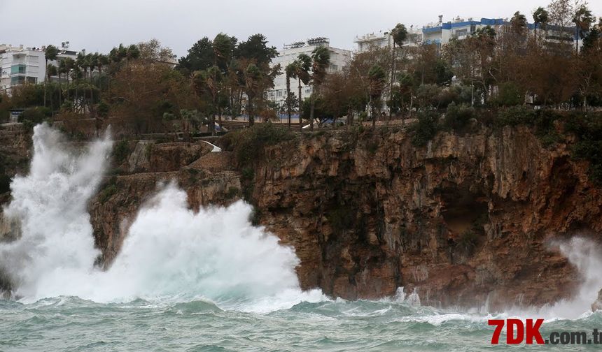 Alanya'da Gecesi Yağmur Fırtına Sabahına Günlük Güneşlik Hava