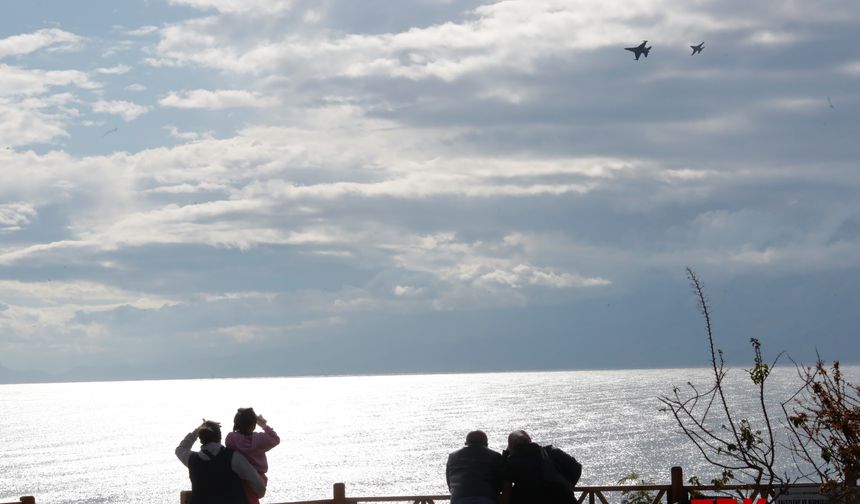 Antalya Semaları SoloTürk İle Şenlendi: Deniz Üstü Eğitim Uçuşları Devam Ediyor