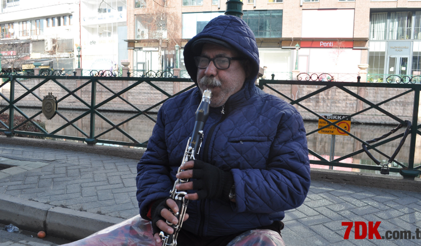 Zorlu Hava Şartlarına Aldırmadan Sokaklarda Sanatını Yaşatıyor