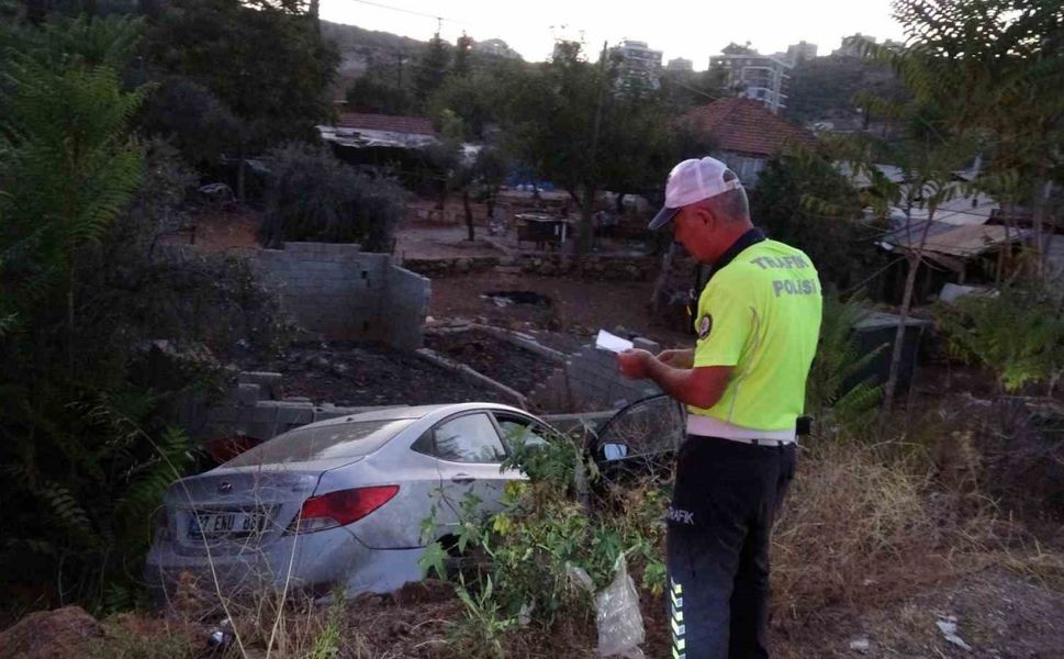 Antalya'da İki Otomobil Çarpıştı: 4 Kişi Yaralandı