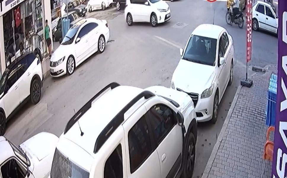 Motosikletli Gencin Otomobille Çarpışma Anı Güvenlik Kamerasında