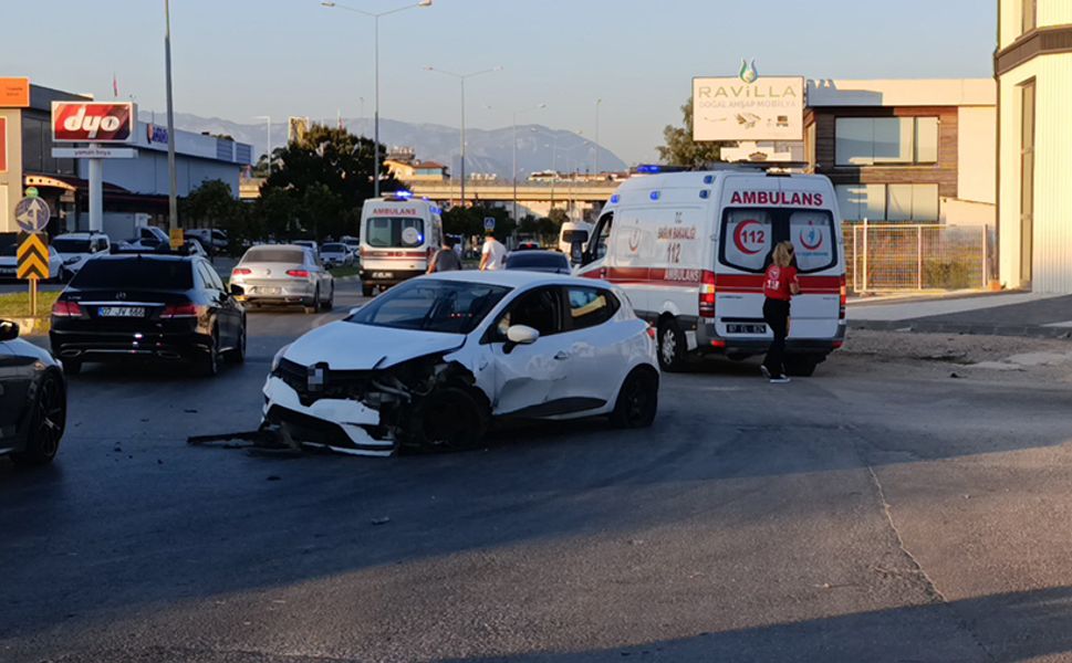 Otomobil Refüje Çıktı, Trafik Işıklarına Çarptı: 2 Yaralı