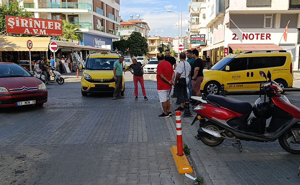 Ticari Taksiyle Çarpışan Motosikletlinin Asfalta Düşme Anı Kameralara Yansıdı